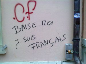 Inscription : "BAISE MOI J SUIS FRANCAIS"